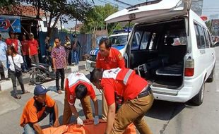 Dump Truck Senggol Motor, Pasutri Asal Ngrampal Sragen Jadi Korban