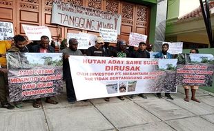 Datangi Lagi Rumah Investor Tambang di Salatiga, Warga Papua Bentangkan Spanduk