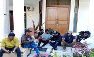 Dijaga TNI-Polri, Warga Papua Tak Beranjak dari Rumah Investor Tambang Salatiga