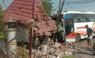 Bus Tabrak Pos Jaga Perlintasan KA di Jl Pasuruan-Probolinggo, Ini Kronologinya