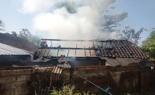 Ditinggal ke Pasar, Rumah Warga Sidorejo Salatiga Hangus Terbakar