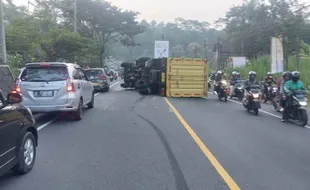 Kecelakaan Truk Vs Mobil di Jalan Solo-Semarang Boyolali, Truk sampai Terguling