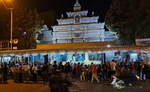 Bergembira Bersama Koes Plus di Teras Monumen Pers Solo 