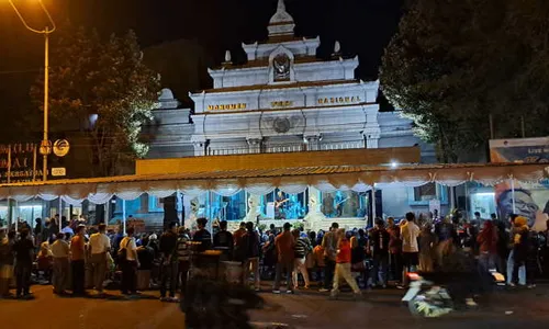 Bergembira Bersama Koes Plus di Teras Monumen Pers Solo 