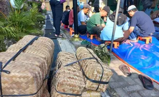 Ramah Lingkungan, Daging Kurban Masjid Agung Al Aqsha Klaten Dibungkus Besek