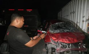 Mobil Berpenumpang 8 Orang Terguling di Tol Seusai Jemput Pasien di RS