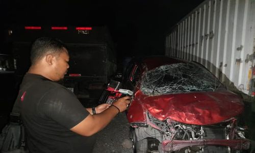 Mobil Berpenumpang 8 Orang Terguling di Tol Seusai Jemput Pasien di RS