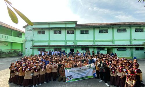 Peringati Hari Susu Nusantara, HMI FP UNS Solo Bagikan Ratusan Susu Gratis