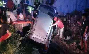 Mobil Honda Jazz Nyungsep di Parit Ringroad Pilangsari Sragen, Korban Selamat