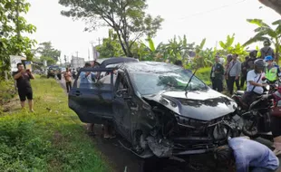 Mobil Rental Terguling di Candi Asri Sragen, 4 Orang Terluka