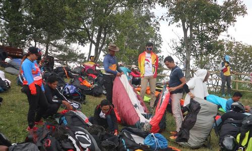 Puluhan Pilot Paralayang Ikut Kelas Lintas Alam di Gunung Gajah Semarang