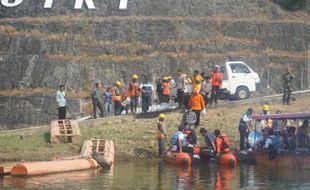 Jaga Habitat, PJT I & Indonesia Power Tebar 100.000 Benih Ikan di WGM Wonogiri