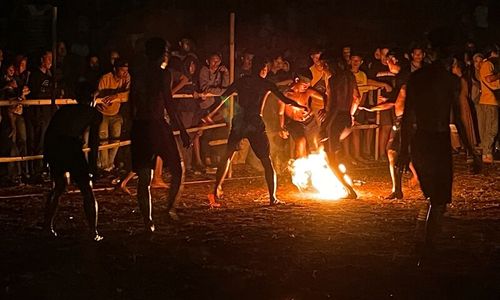 Unik! Sedekah Bumi di Pakisaji Jepara Dimeriahkan Perang Api dan Sepak Bola Api