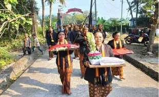 Warga Wiro Bayat Klaten Gelar Kirab Haul Agung Kiai Abdul Qohhar