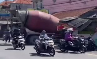 Diduga Hand Rem Blong, Truk Molen Tabrak Warung Makan di Kartasura Sukoharjo