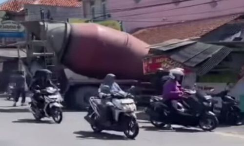 Diduga Hand Rem Blong, Truk Molen Tabrak Warung Makan di Kartasura Sukoharjo