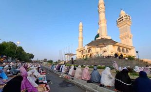 Ribuan Muslim Jalankan Salat Iduladha di Masjid Agung Madaniyah Karanganyar