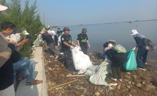 Gandeng Masyarakat, PLN Peduli Bersih-bersih Pantai Mangunharjo Semarang