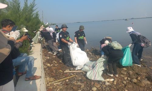 Gandeng Masyarakat, PLN Peduli Bersih-bersih Pantai Mangunharjo Semarang