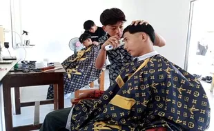 Inspiratif! SMA Negeri 1 Susukan Semarang Ajarkan Siswa Keahlian Barbershop