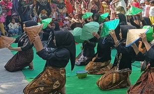 Siswa SMK PSM Randublatung Blora Tampilkan Tari Tani Massal di Sedekah Bumi