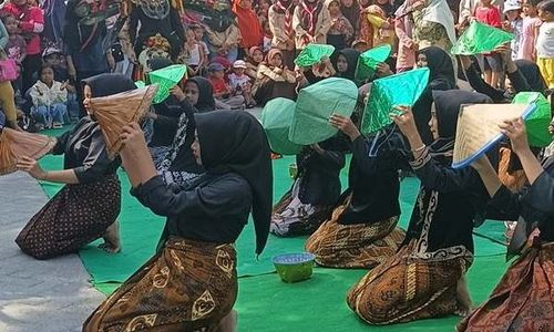 Siswa SMK PSM Randublatung Blora Tampilkan Tari Tani Massal di Sedekah Bumi