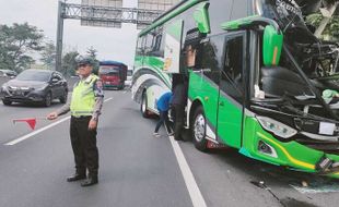 Bus Wisata Rombongan Pelajar SMK Purworejo Tabrak Pembatas di Tol Semarang