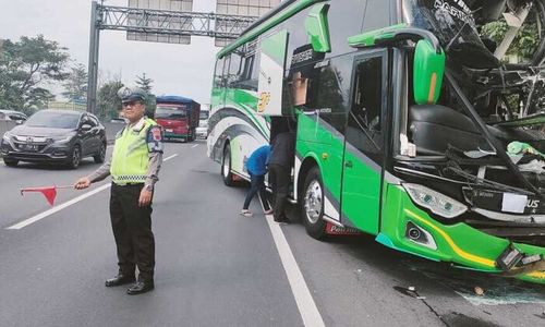 Bus Wisata Rombongan Pelajar SMK Purworejo Tabrak Pembatas di Tol Semarang