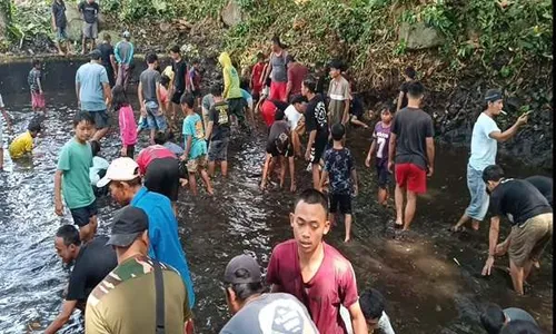 Unik! Tradisi Iriban Susukan Semarang, Warga Tangkap Ikan dengan Tangan Kosong