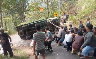 Terjadi Lagi! Truk Terguling di Jalur Ekstrem Alas Tunggangan Jatiroto Wonogiri