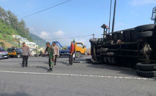 Truk Pengangkut Daging Terguling di Jalan Tembus Tawangmangu-Magetan 