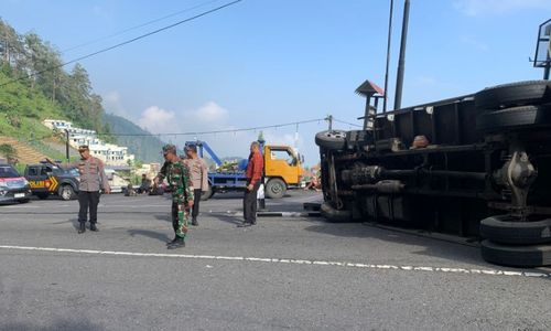 Truk Pengangkut Daging Terguling di Jalan Tembus Tawangmangu-Magetan 