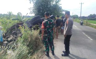 Truk Terguling, Muatan Batu Tumpah di Pinggir Jalan Janti-Tegalgondo Klaten