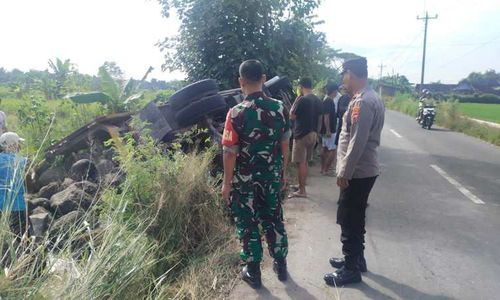 Truk Terguling, Muatan Batu Tumpah di Pinggir Jalan Janti-Tegalgondo Klaten