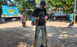 Ke Kampung Dolanan Sidowayah Klaten, 2 Turis Bule Kepincut Mainan Tradisional