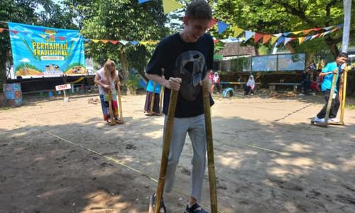 Ke Kampung Dolanan Sidowayah Klaten, 2 Turis Bule Kepincut Mainan Tradisional