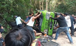 Mobil Elf Rombongan Wisatawan Asal Blora Kecelakaan di Bantul, 13 Orang Terluka