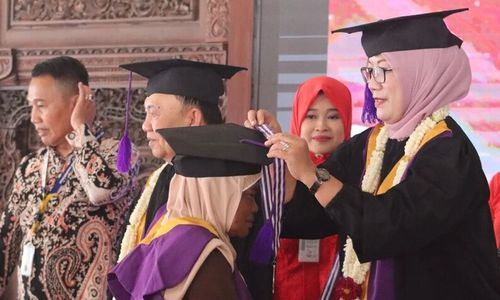 Seratusan Nenek-nenek dan Kakek-kakek di Semarang Diwisuda, Ini Tujuannya