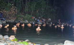 Ribuan Orang Melakukan Tirakat di Alas Ketonggo Ngawi saat Malam Satu Sura