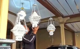 Inspiratif! Manfaatkan Limbah Kaleng Cat, Kakek di Magetan Bikin Lampion Unik