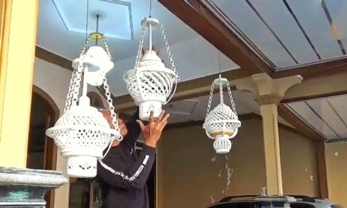 Inspiratif! Manfaatkan Limbah Kaleng Cat, Kakek di Magetan Bikin Lampion Unik