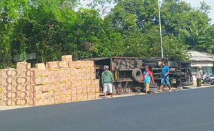 Truk Pengangkut Ban Dalam Motor Terguling di Ngawi, Muatan Berceceran di Jalan