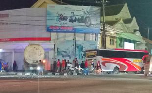 Bus Mira Tabrak Truk Tangki di Ngawi, Tiga Orang Luka-luka