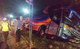 Bus Sumber Selamat Tabrak Bus Mira di Ngawi, Puluhan Penumpang Selamat