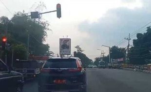 Walah, Mobil Pelat Merah DPRD Madiun Terobos Lampu Merah di Pertigaan Klitik