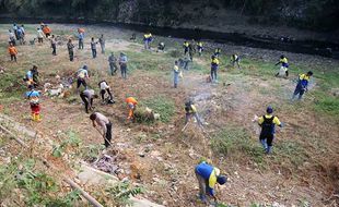 Aksi Bersih-bersih Kali Pepe di Banyuanyar Solo Peringati Hari Sungai Nasional