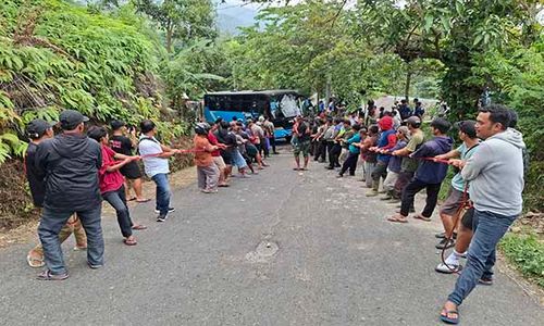 Penampakan Bus Rombongan PKK Asal Sragen Terguling di Kemuning Karangayar