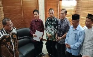 Ditemani Teguh, Gibran Resmi Serahkan Surat Pengunduran Diri ke DPRD Solo