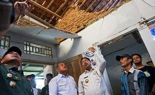 Pj Gubernur Jateng Tinjau Rumah Warga Terdampak Gempa Bumi di Batang