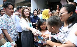 Momen Gibran dan Selvi Blusukan di Tangerang, Bagikan Susu dan Buku ke Warga